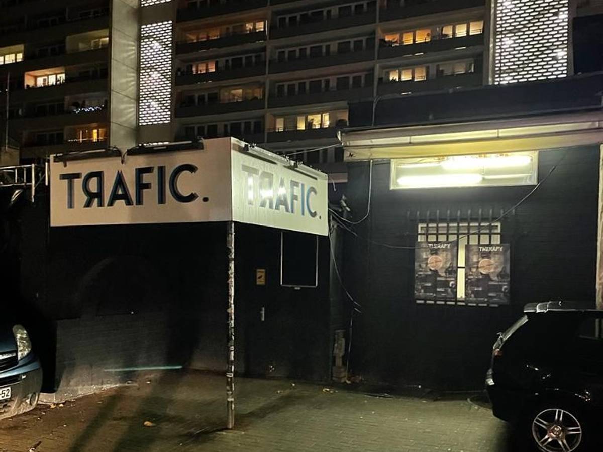 Der Eingang des Trafic-Clubs am 2. November 2021: Ein 25-Jähriger ist in Bickendorf am 1. November mit einem spitzen Gegenstand abgestochen worden. Zuvor soll er im Club eine Streit gegeben haben. Nun spricht der Club-Chef.