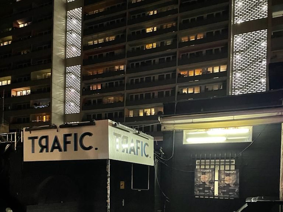 Der Eingang des Trafic-Clubs am 2. November 2021: Ein 25-Jähriger ist in Bickendorf am 1. November mit einem spitzen Gegenstand abgestochen worden. Zuvor soll er im Club eine Streit gegeben haben. Nun spricht der Club-Chef.