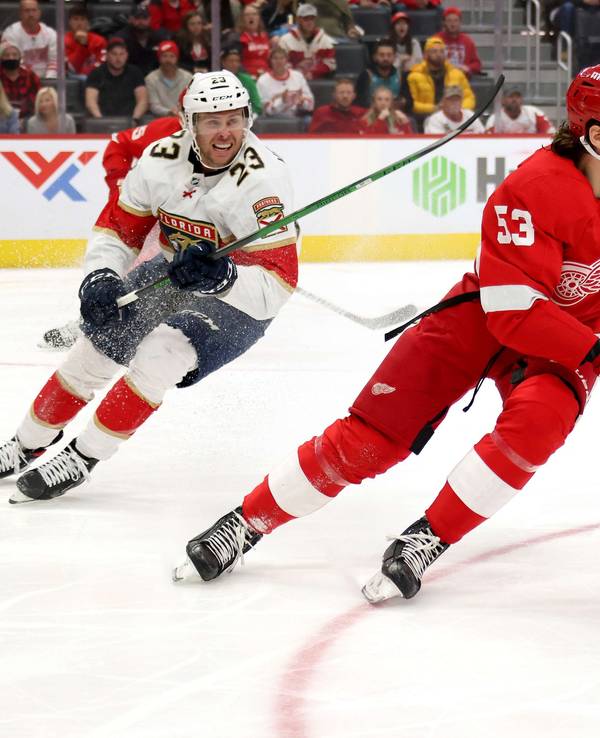 Moritz Seider von den Detroit Red Wings läuft Carter Verhaeghe (Florida Panthers) davon.