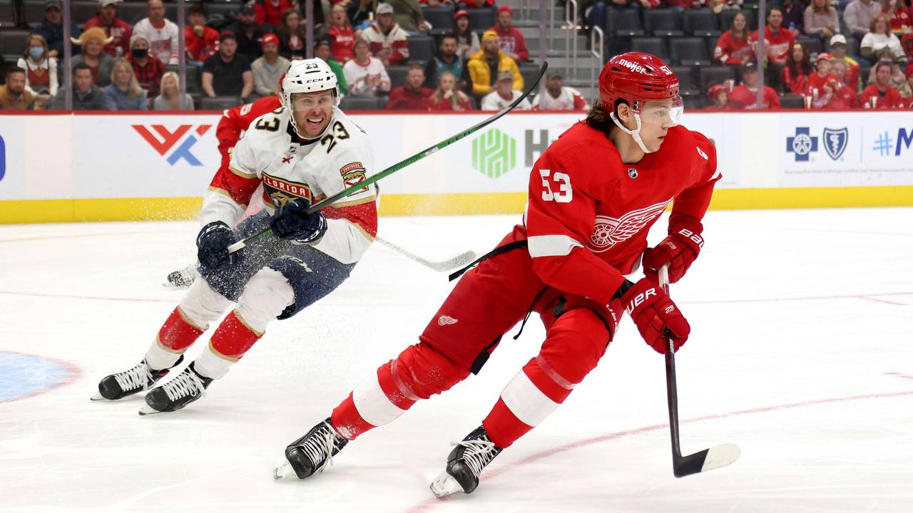 Moritz Seider von den Detroit Red Wings läuft Carter Verhaeghe (Florida Panthers) davon.