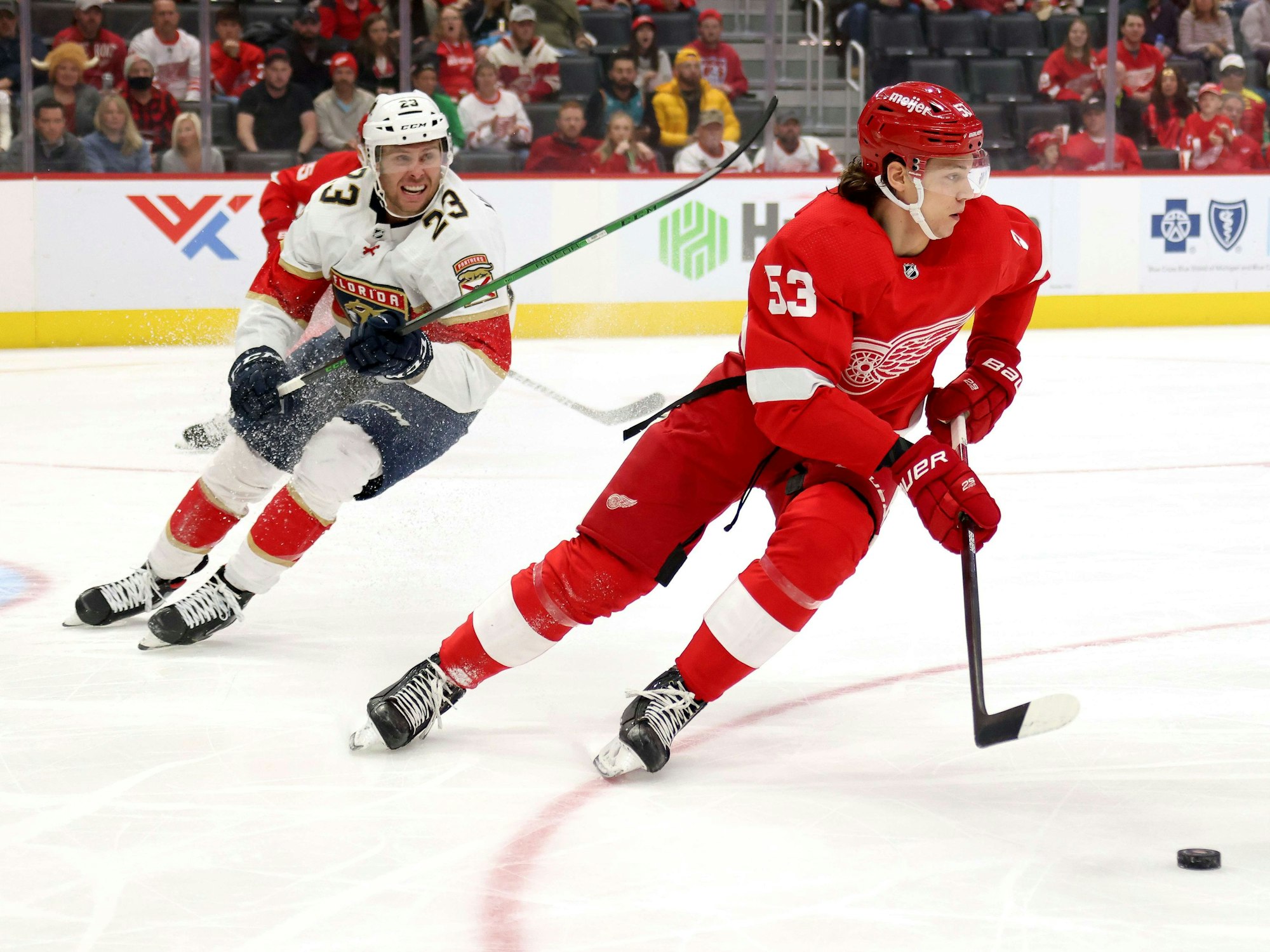 Moritz Seider von den Detroit Red Wings läuft Carter Verhaeghe (Florida Panthers) davon.