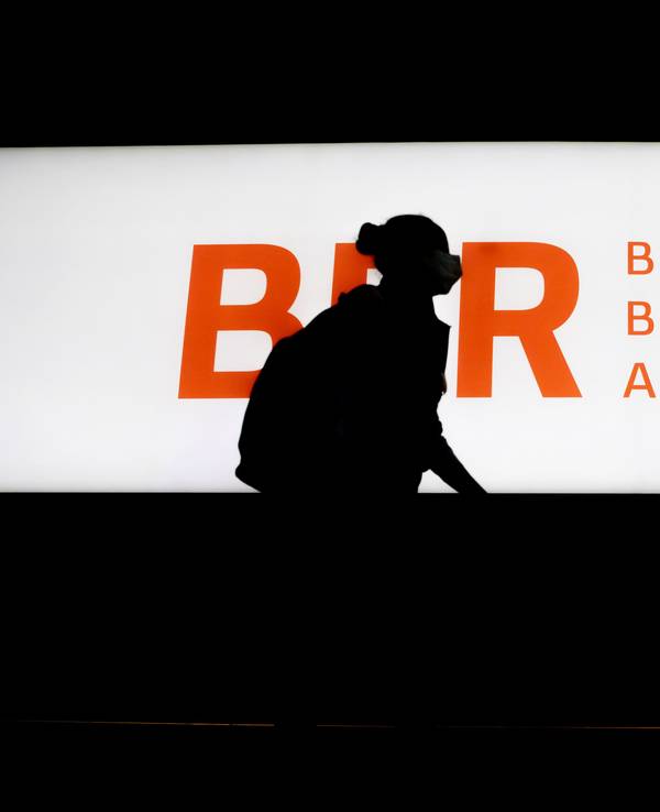Eine Frau geht am Hauptstadtflughafen Berlin-Brandenburg „Willy Brandt“ (BER) durch das Terminal.