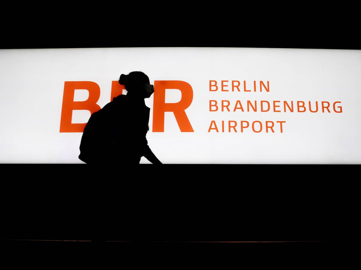 Eine Frau geht am Hauptstadtflughafen Berlin-Brandenburg „Willy Brandt“ (BER) durch das Terminal.