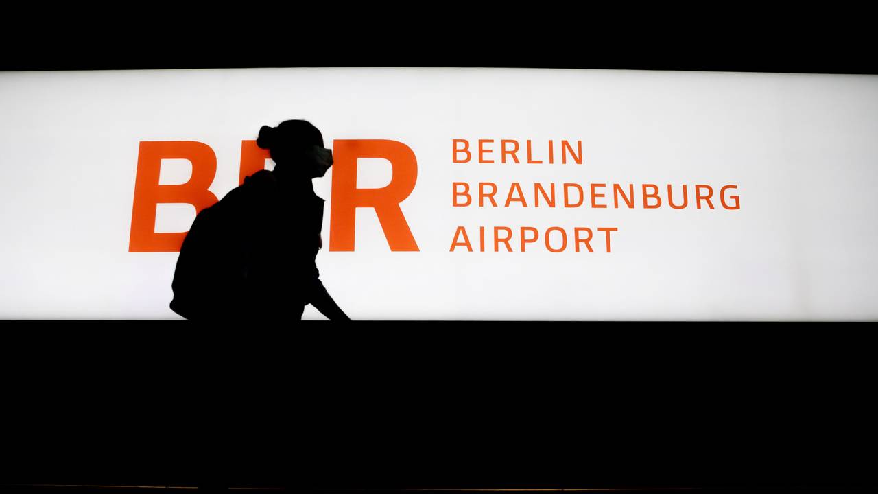 Eine Frau geht am Hauptstadtflughafen Berlin-Brandenburg „Willy Brandt“ (BER) durch das Terminal.