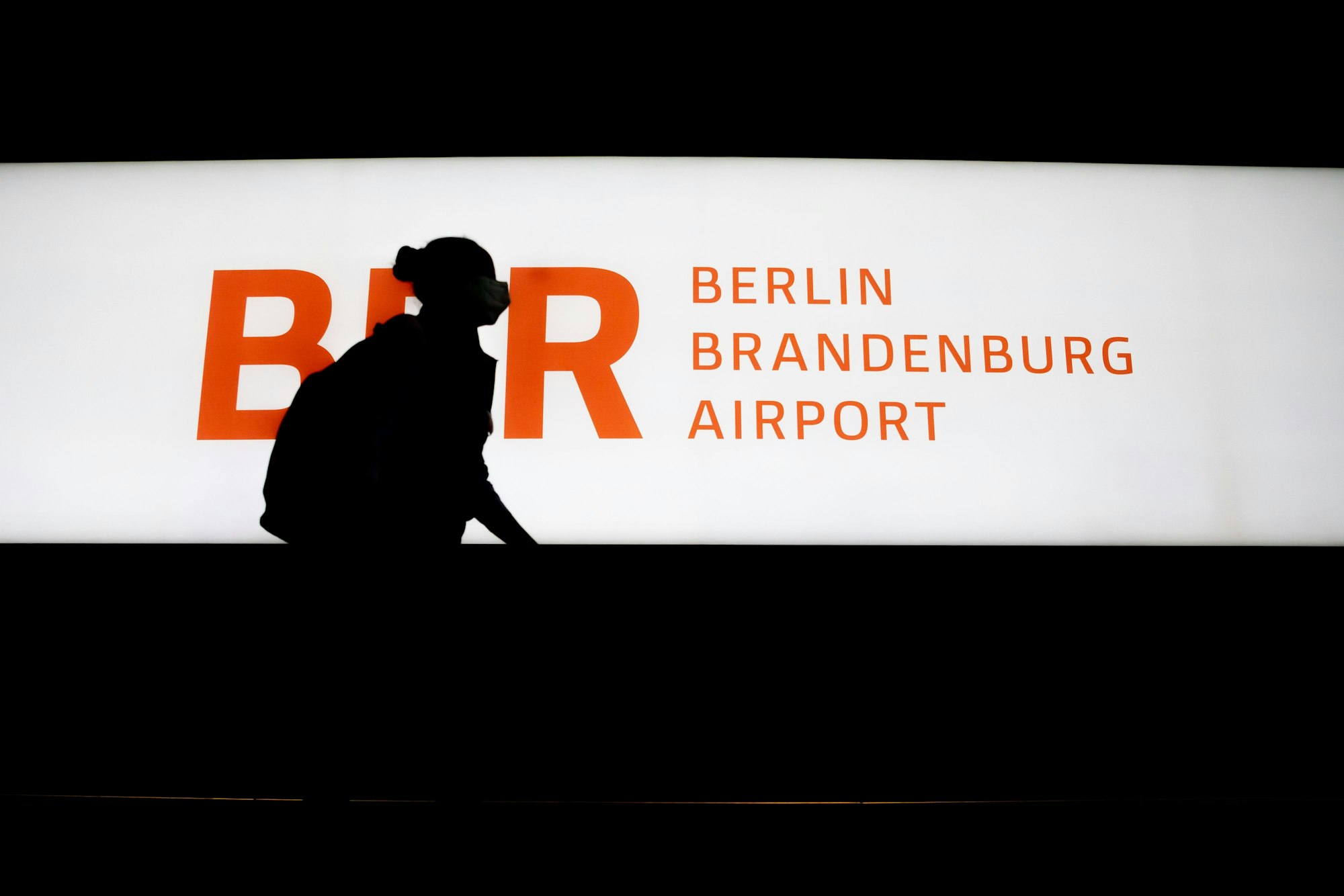 Eine Frau geht am Hauptstadtflughafen Berlin-Brandenburg „Willy Brandt“ (BER) durch das Terminal.