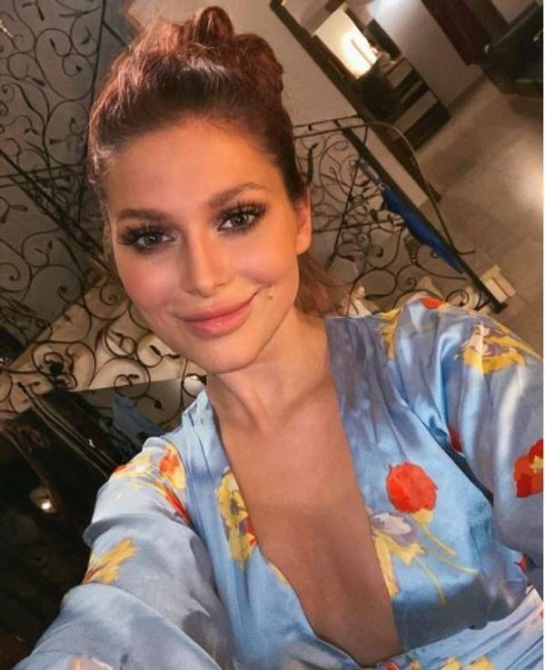 Marie Reim lächelt auf einem Foto vom 1. November 2021 in die Kamera ihres Handys und macht ein Selfie.