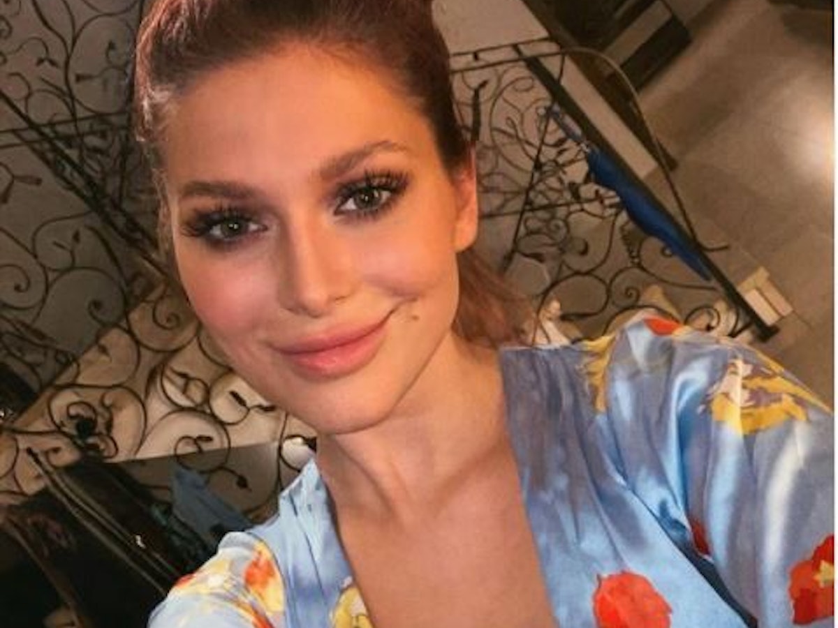 Marie Reim lächelt auf einem Foto vom 1. November 2021 in die Kamera ihres Handys und macht ein Selfie.