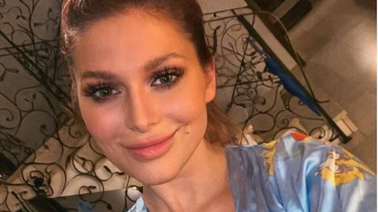 Marie Reim lächelt auf einem Foto vom 1. November 2021 in die Kamera ihres Handys und macht ein Selfie.