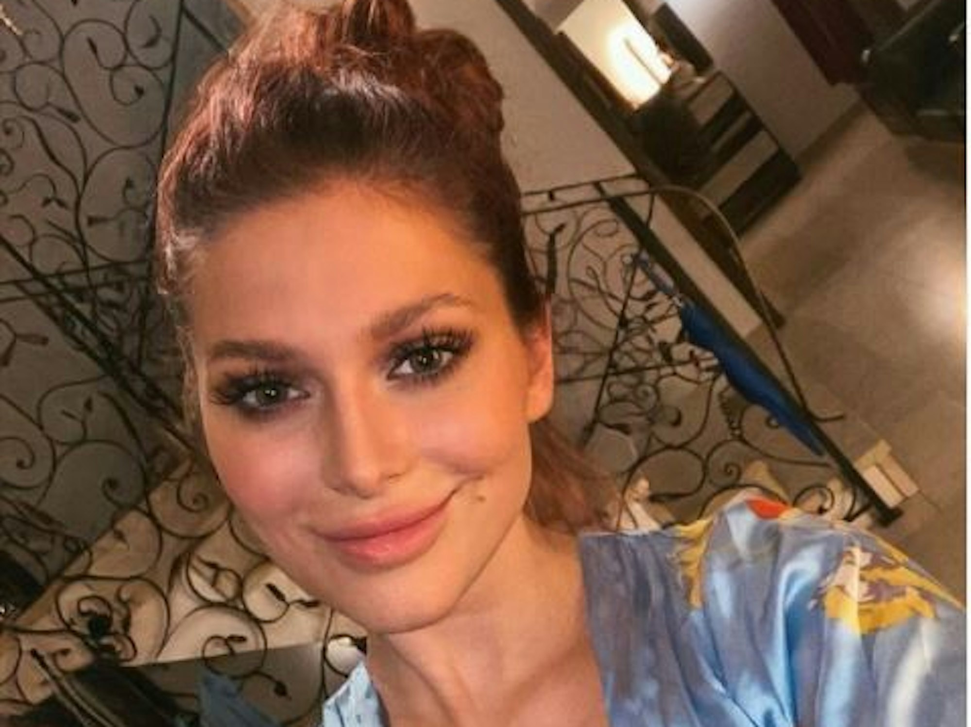 Marie Reim lächelt auf einem Foto vom 1. November 2021 in die Kamera ihres Handys und macht ein Selfie.