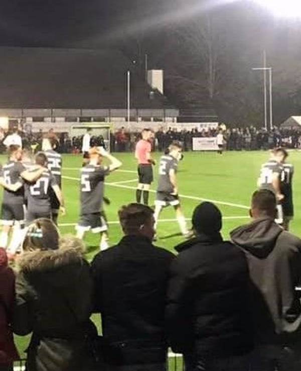 Die Spieler des TuS Untereschbach bejubeln ein Tor im Niederrheinpokalspiel gegen Viktoria Köln.
