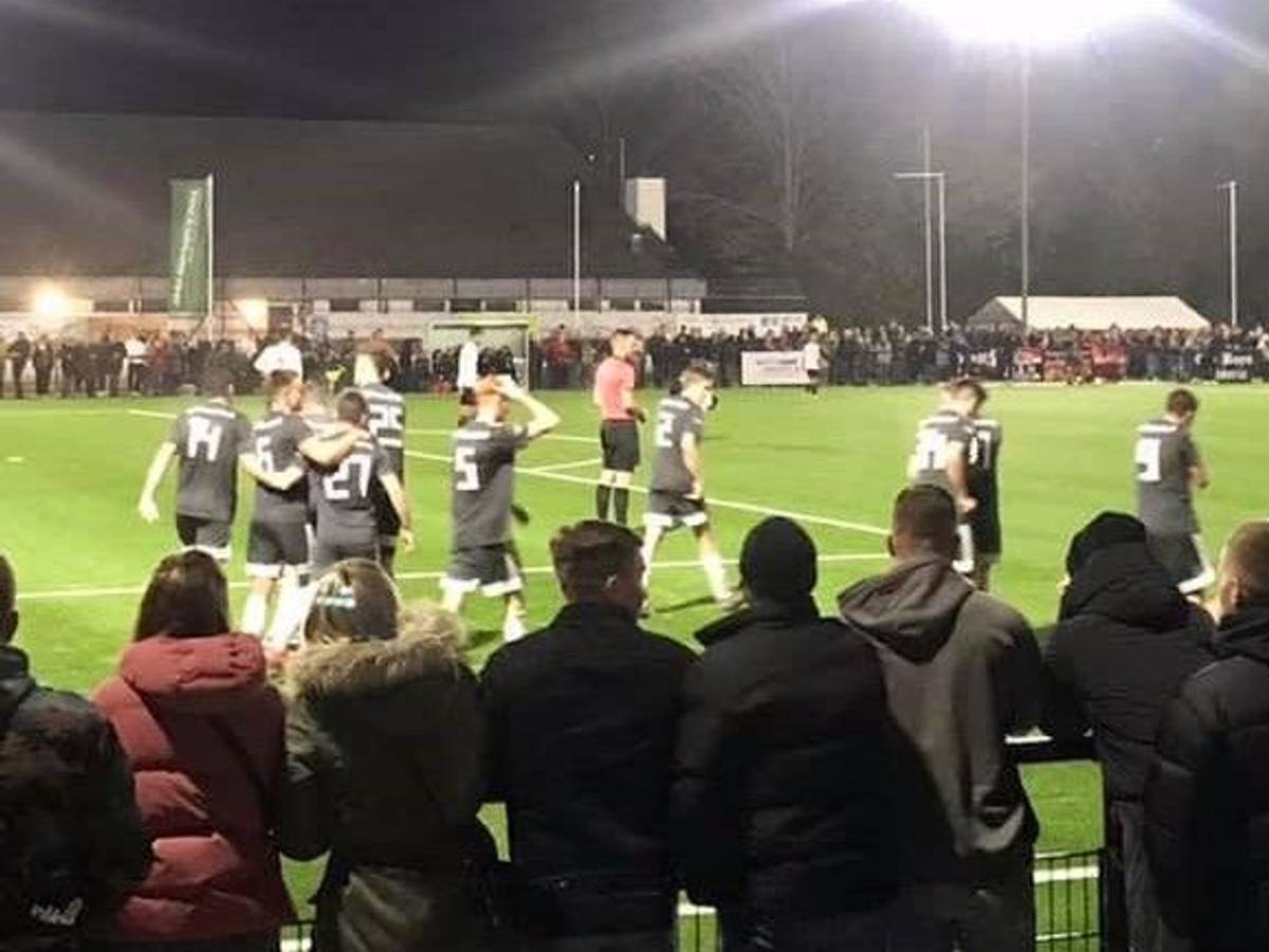 Die Spieler des TuS Untereschbach bejubeln ein Tor im Niederrheinpokalspiel gegen Viktoria Köln.