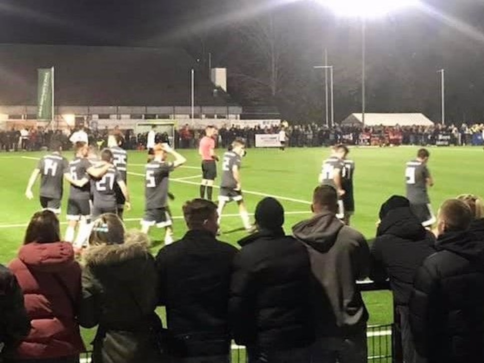 Die Spieler des TuS Untereschbach bejubeln ein Tor im Niederrheinpokalspiel gegen Viktoria Köln.