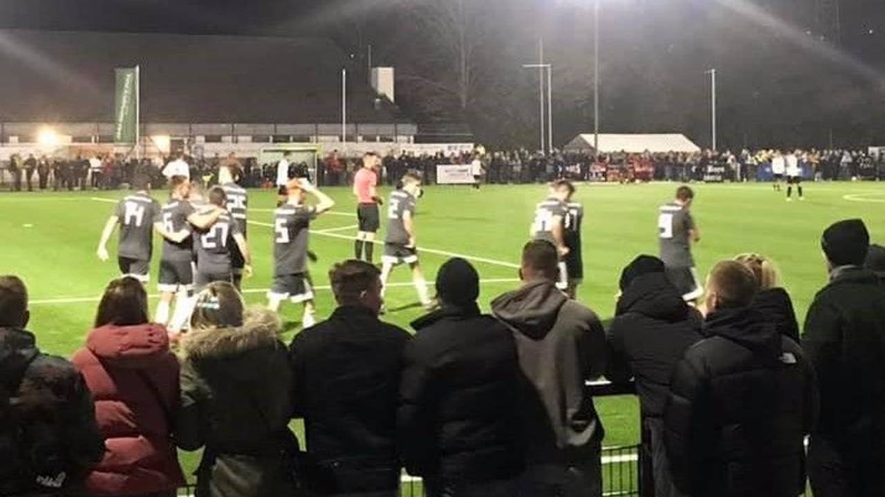 Die Spieler des TuS Untereschbach bejubeln ein Tor im Niederrheinpokalspiel gegen Viktoria Köln.