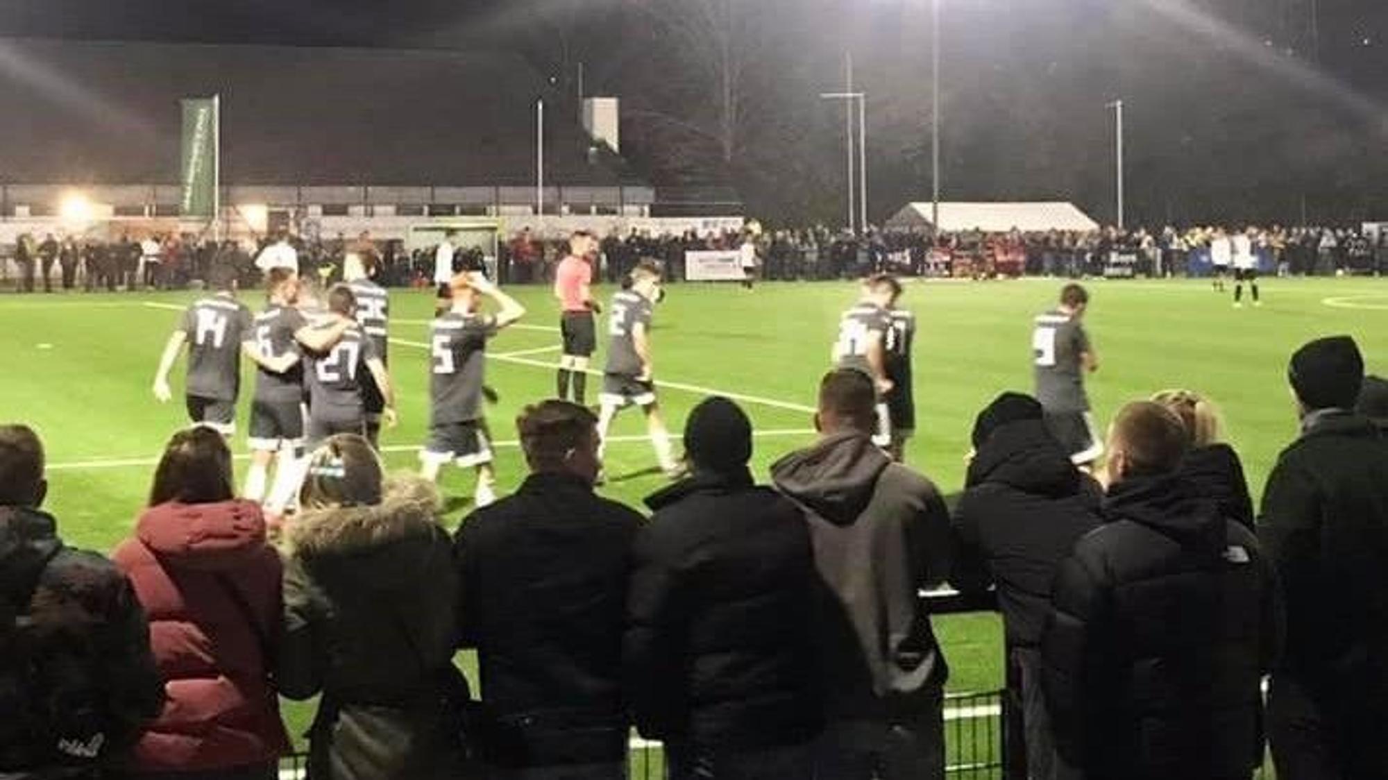Die Spieler des TuS Untereschbach bejubeln ein Tor im Niederrheinpokalspiel gegen Viktoria Köln.