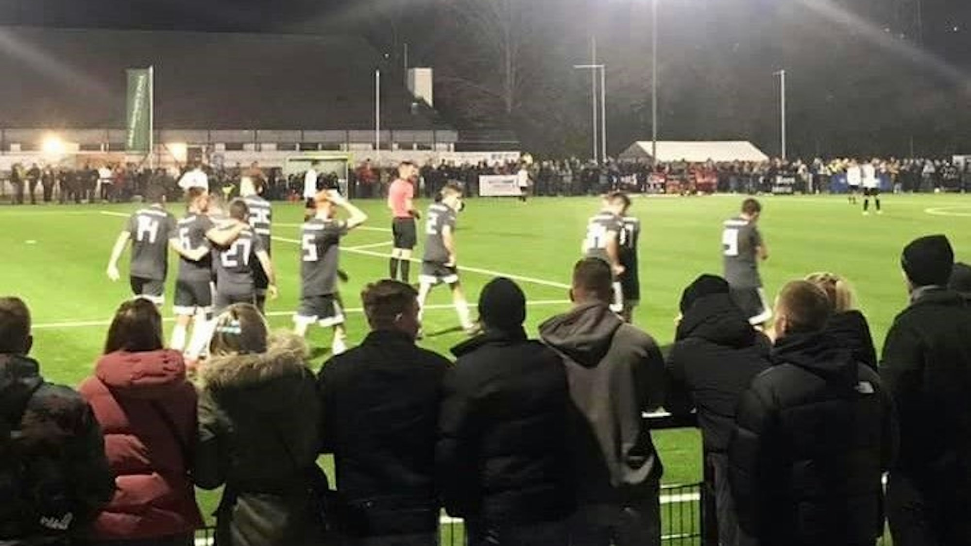 Die Spieler des TuS Untereschbach bejubeln ein Tor im Niederrheinpokalspiel gegen Viktoria Köln.