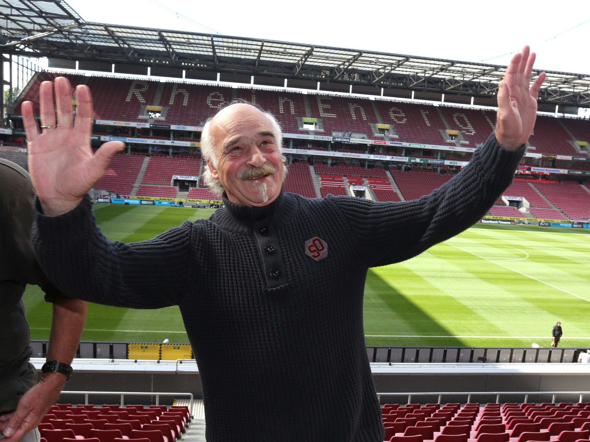 FC-Ikone Harald Konopka freudig auf einer Stadionführung beim 1. FC Köln.