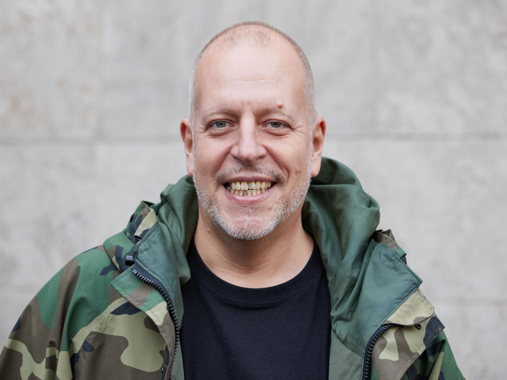 Musiker Lotto King Karl lächelt bei einem NDR-Pressetermin