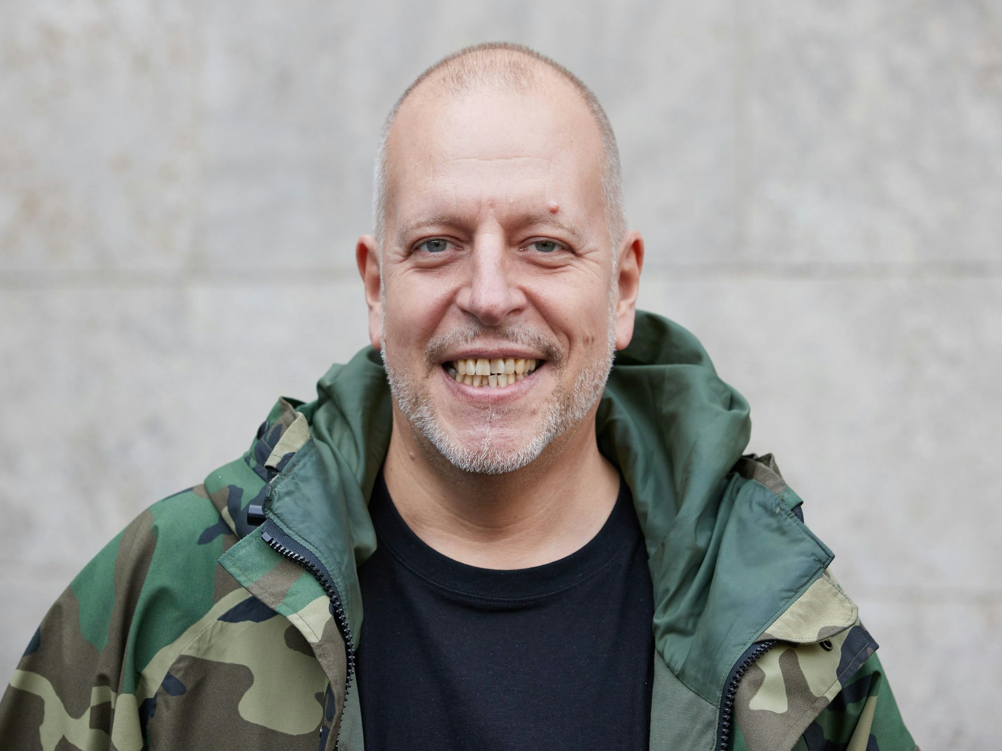 Musiker Lotto King Karl lächelt bei einem NDR-Pressetermin