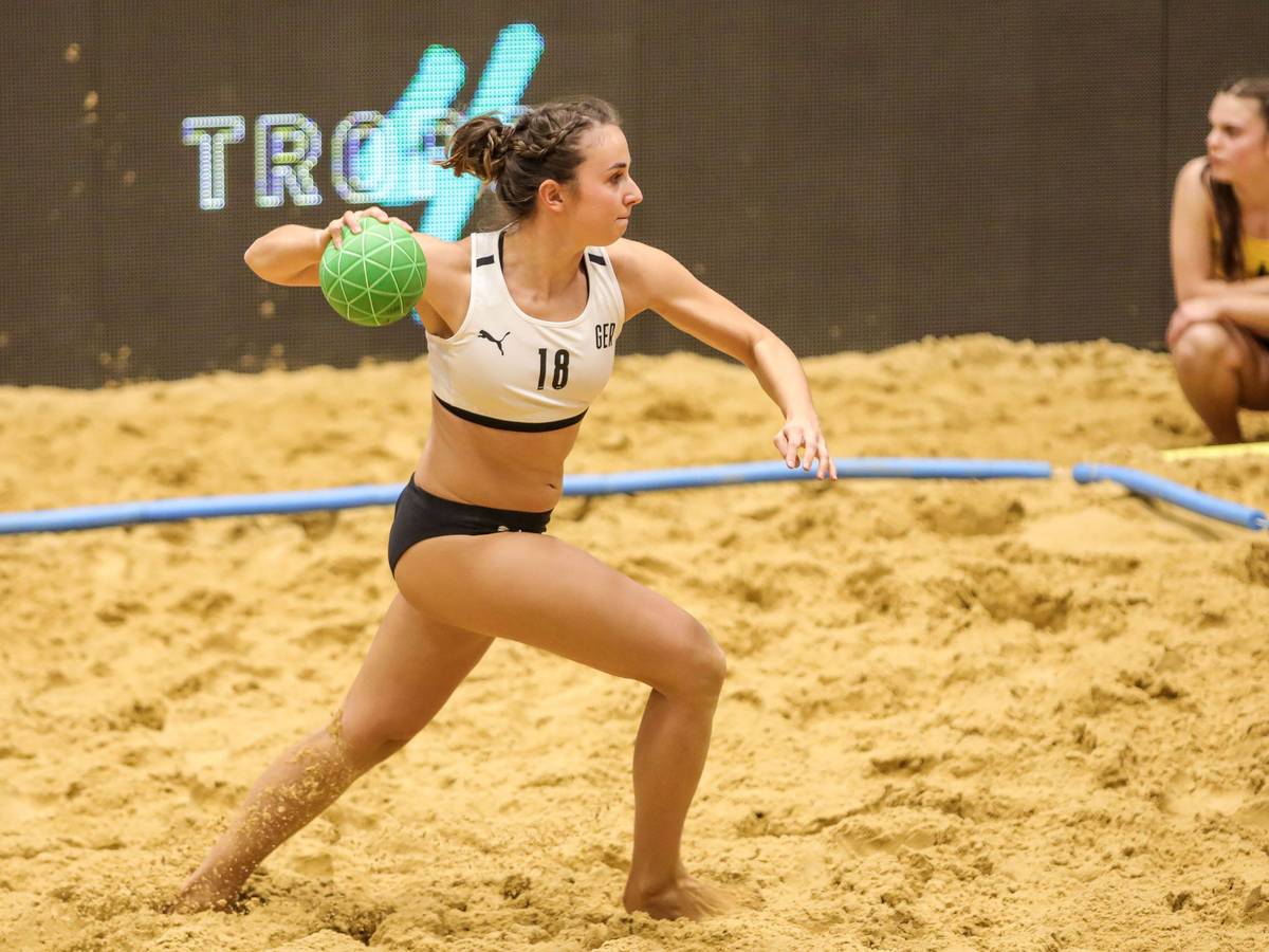 Beachhandballerin Sarah Imler setzt bei der German Beach Trophy in Düsseldorf zum Wurf an