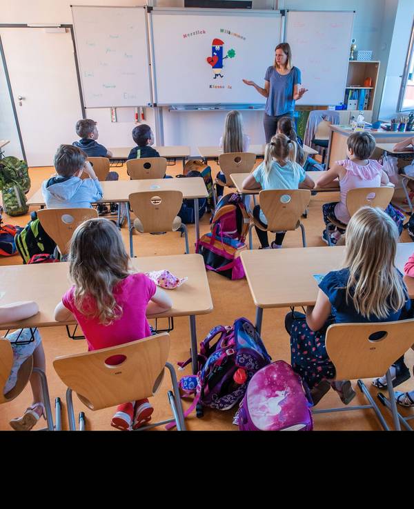 Schwerin: Lehrerin begrüßt die Schüler der Klasse 3c in ihrer Klasse in der Grundschule Lankow zum ersten Schultag nach den Ferien.