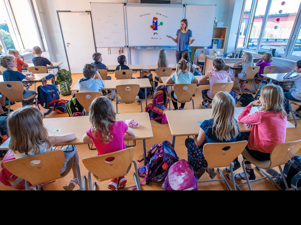 Schwerin: Lehrerin begrüßt die Schüler der Klasse 3c in ihrer Klasse in der Grundschule Lankow zum ersten Schultag nach den Ferien.
