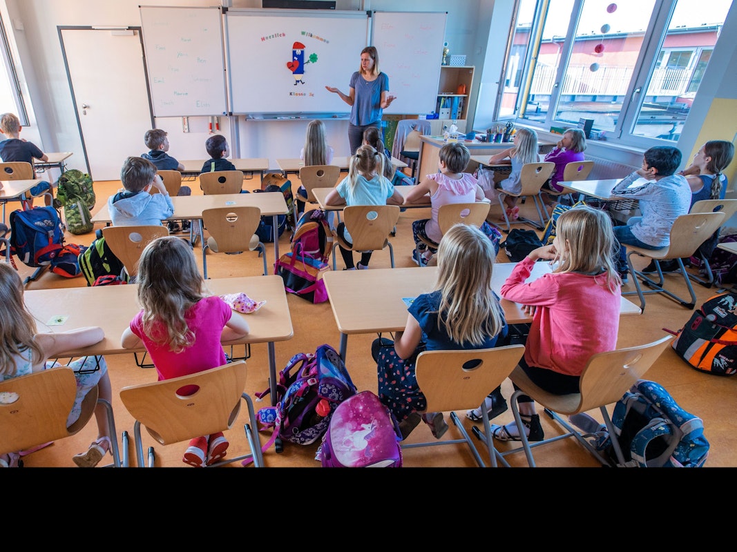 Schwerin: Lehrerin begrüßt die Schüler der Klasse 3c in ihrer Klasse in der Grundschule Lankow zum ersten Schultag nach den Ferien.