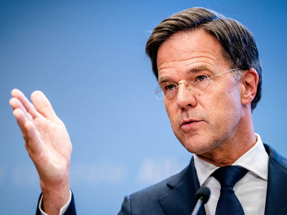 Höchste Alarmstufe in Niederlanden: Corona wütet in dem deutschen Nachbarland. Nun lässt Premierminister Mark Rutte die Corona-Regeln, die fast alle abgeschafft worden waren, wieder verschärfen. Die Kliniken sind voll mit Intensivpatienten, es sterben immer mehr Menschen. Unser Foto von Rutte wurde im August 2021 gemacht.