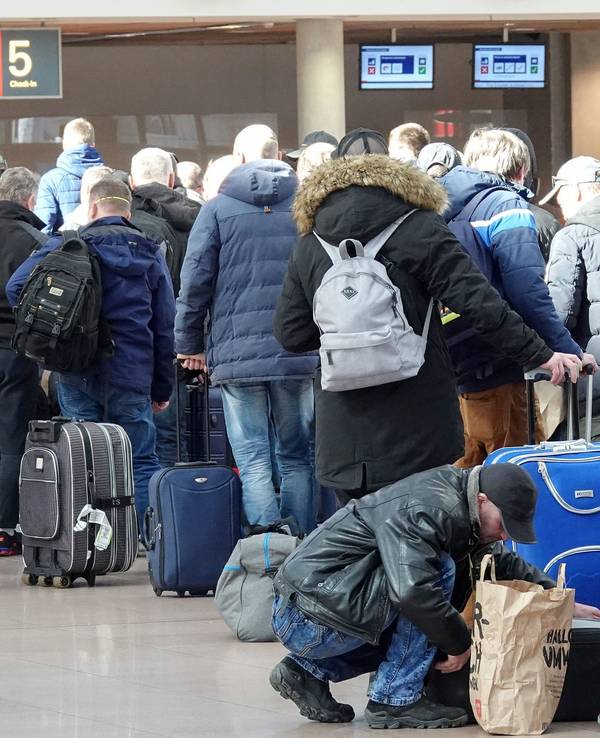 Aufgrund von Corona steckten tausende Menschen in ihren Urlaubsländern fest und kamen nicht nach Hause. Jetzt soll es endlich zu einer Änderung bei den Reisesicherungsfonds kommen. Unser Symbolfoto (aufgenommen am 23. März 2020) zeigt eine Schlange Menschen vor einem Check-In-Schalter an einem Flughafen.