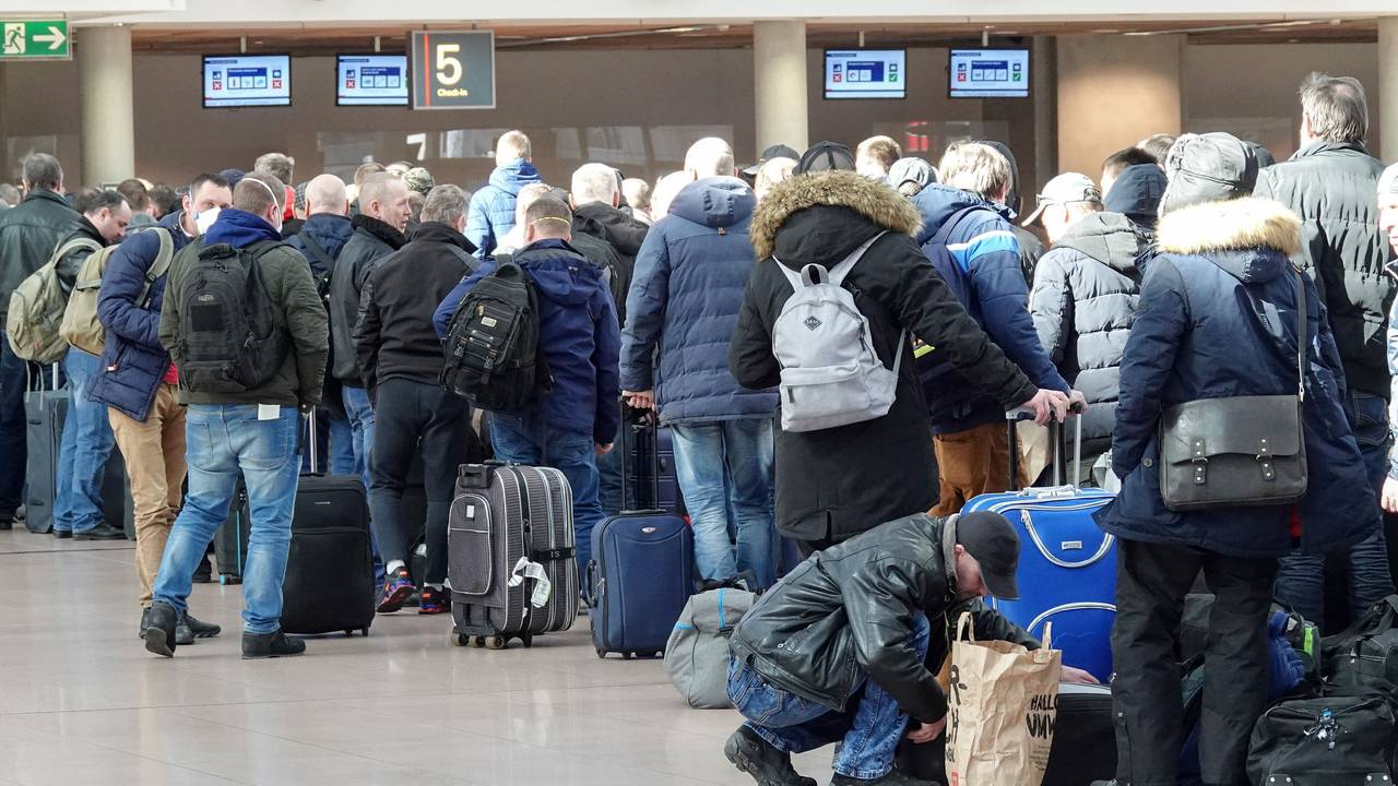 Aufgrund von Corona steckten tausende Menschen in ihren Urlaubsländern fest und kamen nicht nach Hause. Jetzt soll es endlich zu einer Änderung bei den Reisesicherungsfonds kommen. Unser Symbolfoto (aufgenommen am 23. März 2020) zeigt eine Schlange Menschen vor einem Check-In-Schalter an einem Flughafen.