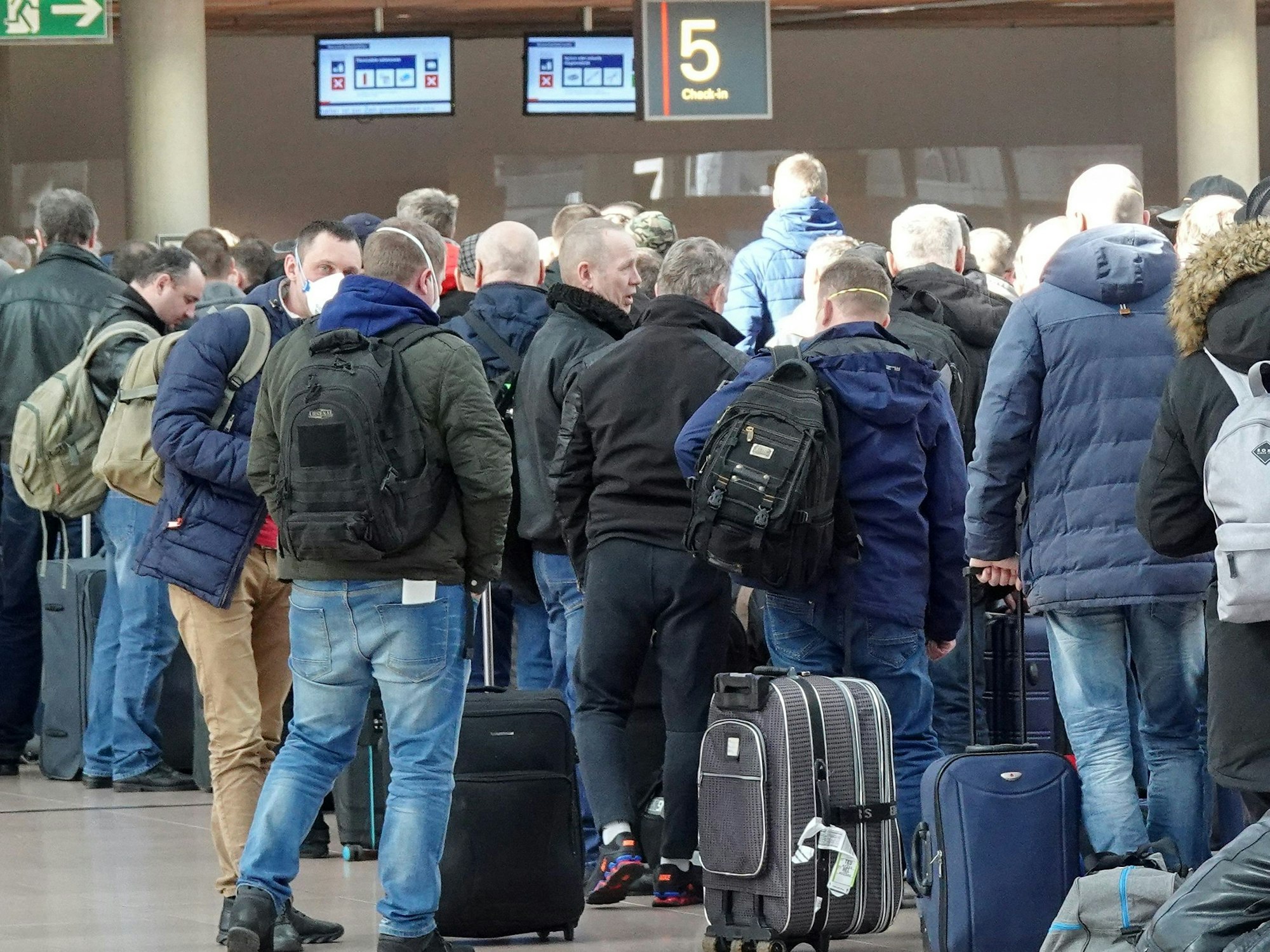 Aufgrund von Corona steckten tausende Menschen in ihren Urlaubsländern fest und kamen nicht nach Hause. Jetzt soll es endlich zu einer Änderung bei den Reisesicherungsfonds kommen. Unser Symbolfoto (aufgenommen am 23. März 2020) zeigt eine Schlange Menschen vor einem Check-In-Schalter an einem Flughafen.