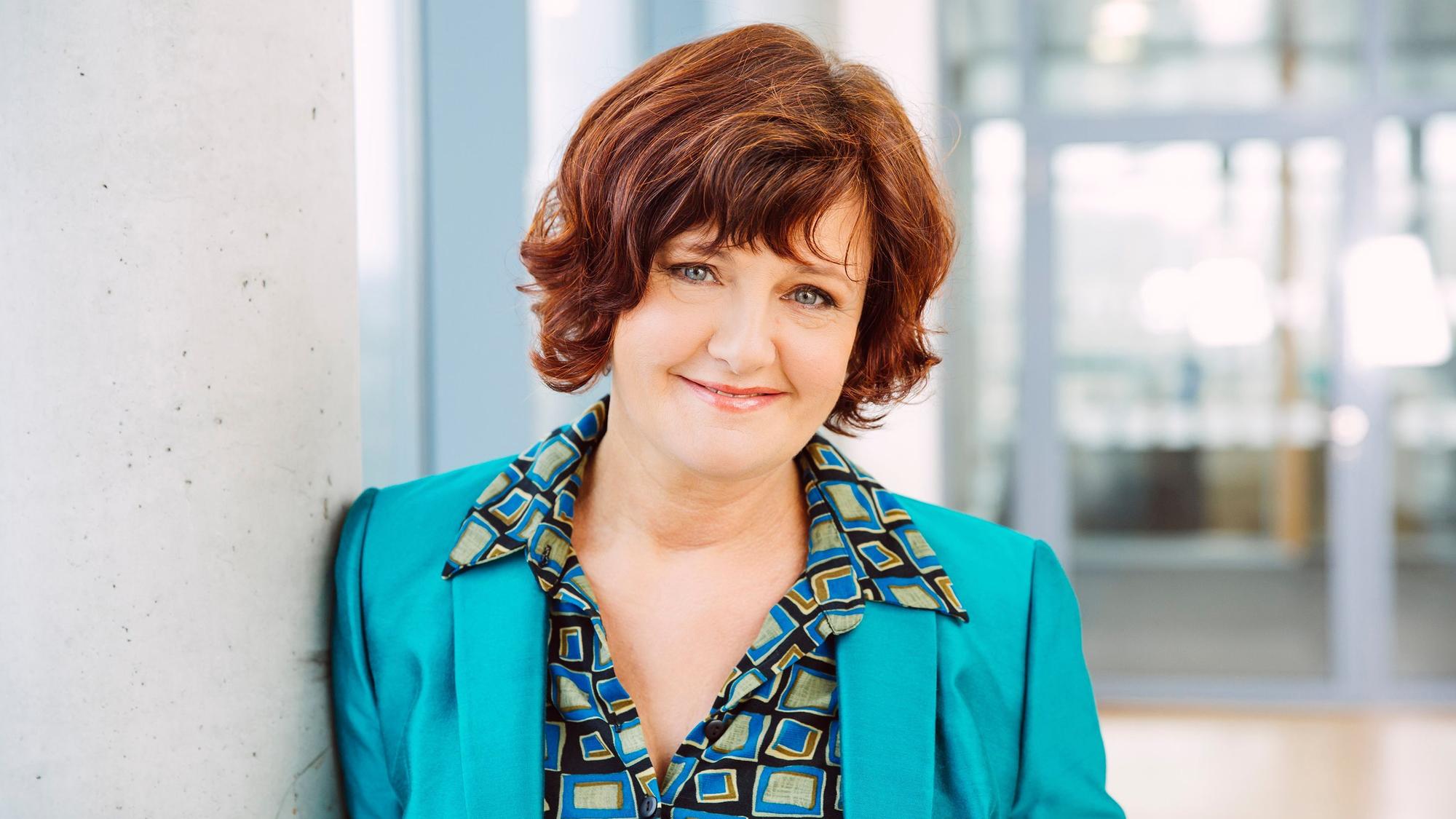 Redakteurin und Autorin
Annette Dittert lächelt in die Kamera.