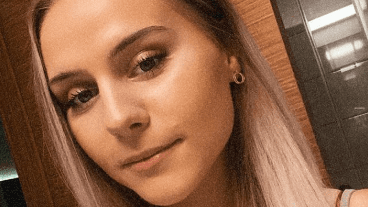 Estefania Wollny lächelt auf einem Instagram-Selfie