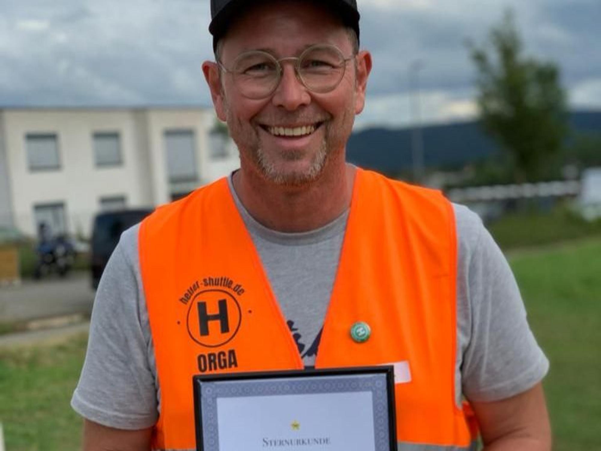 Auf dem Foto ist Helfershuttle-Gründer Marc Ulrich zu sehen.