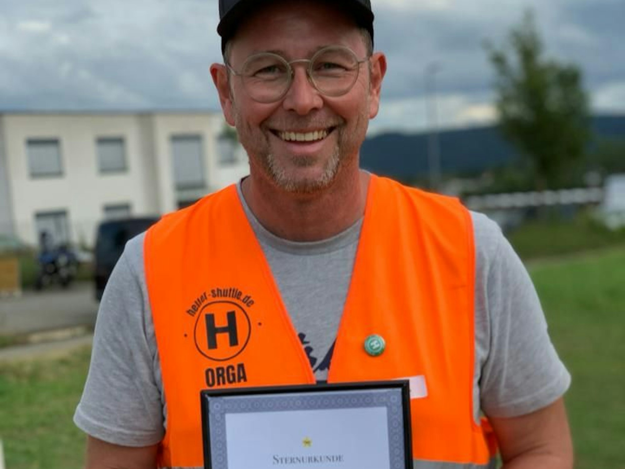 Auf dem Foto ist Helfershuttle-Gründer Marc Ulrich zu sehen.