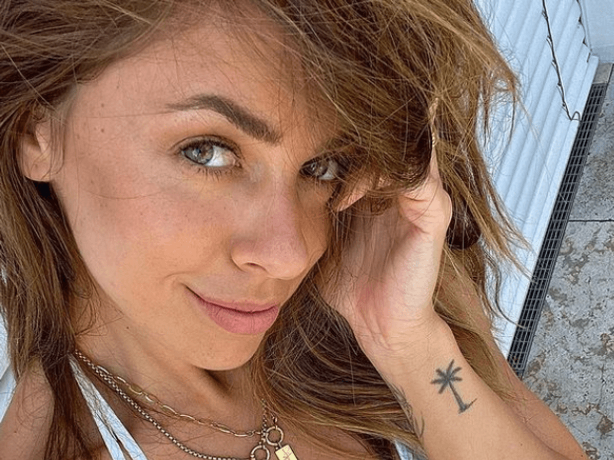 Vanessa Mai posiert in einem weißen Bikini-Oberteil auf einem Instagram-Selfie vom 25. Juli 2021.
