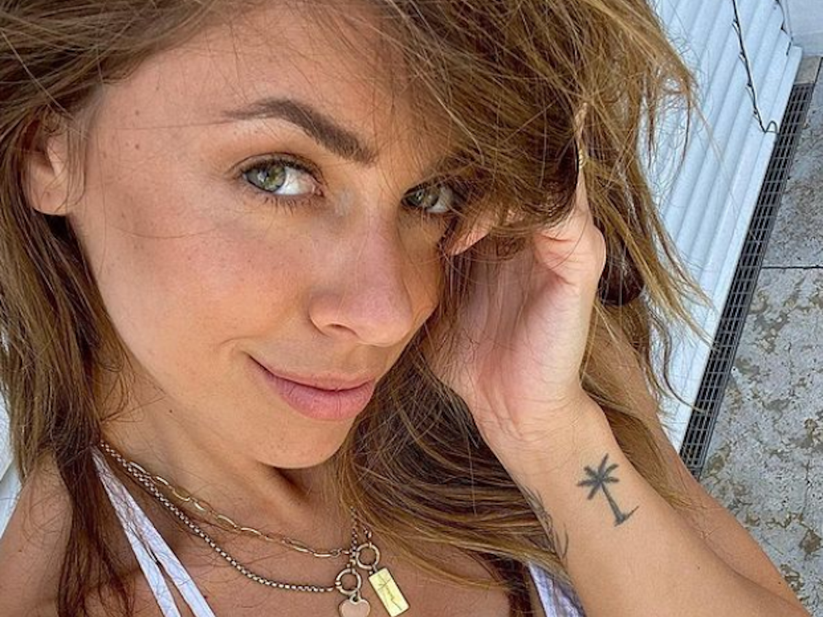 Vanessa Mai posiert in einem weißen Bikini-Oberteil auf einem Instagram-Selfie vom 25. Juli 2021.