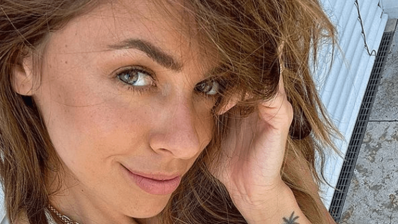 Vanessa Mai posiert in einem weißen Bikini-Oberteil auf einem Instagram-Selfie vom 25. Juli 2021.