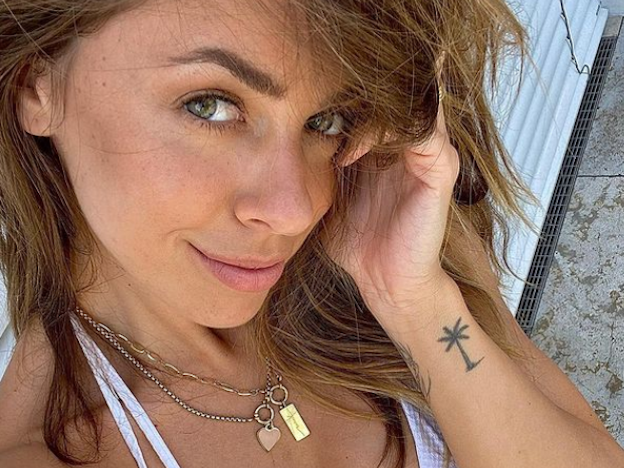 Vanessa Mai posiert in einem weißen Bikini-Oberteil auf einem Instagram-Selfie vom 25. Juli 2021.