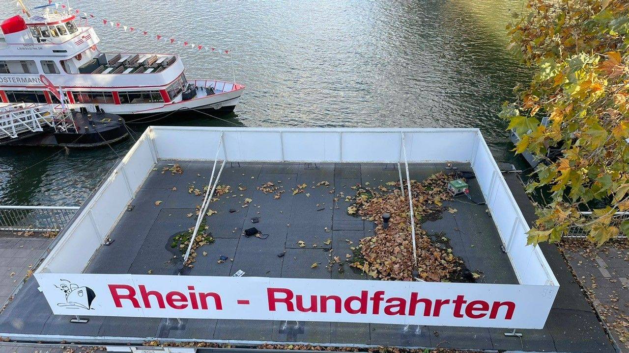 Fundstelle von möglichem Diebesgut auf dem KD-Haus an der Kölner Hohenzollernbrücke.