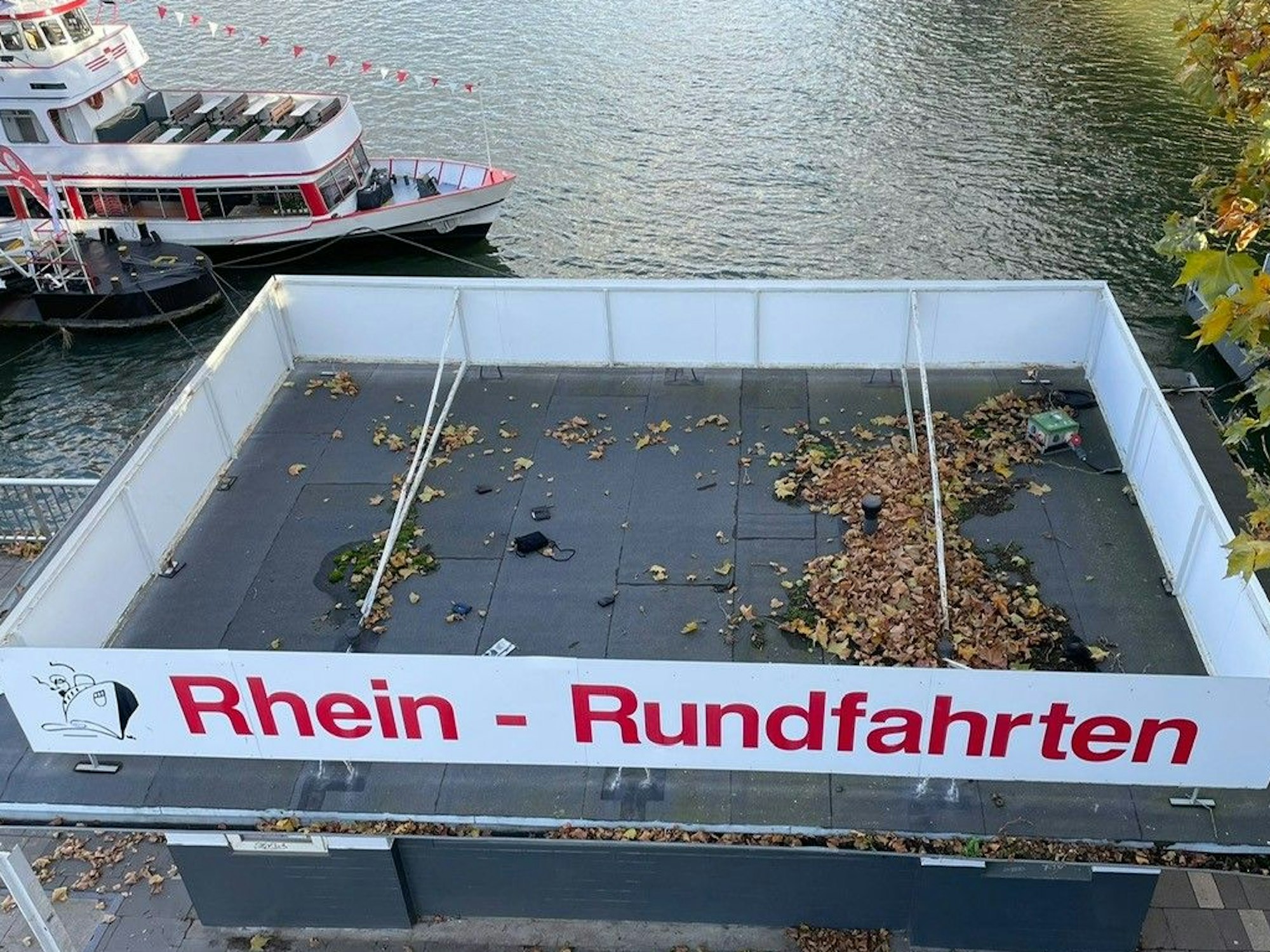 Fundstelle von möglichem Diebesgut auf dem KD-Haus an der Kölner Hohenzollernbrücke.