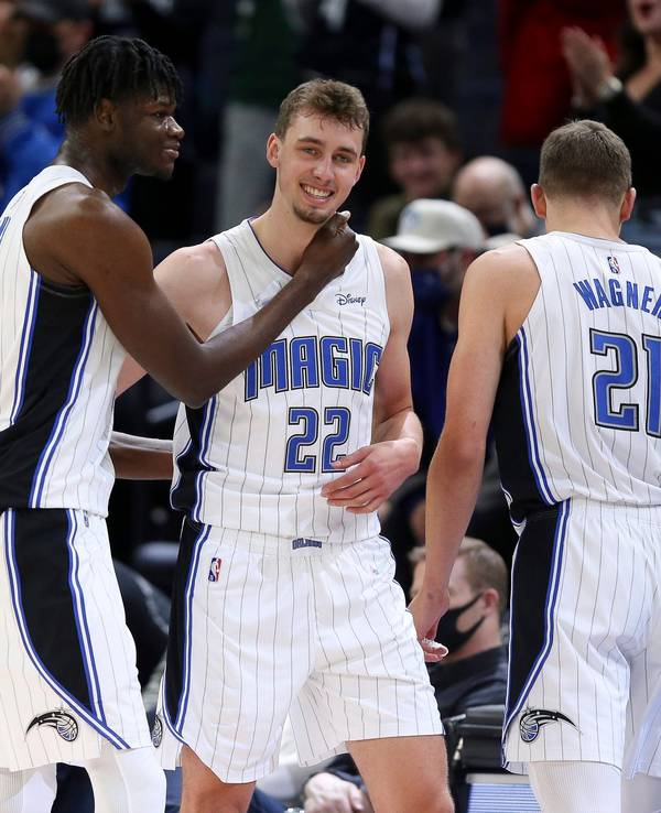 Magic-Mitspieler Mo Bamba (links) und Bruder Moritz Wagner (rechts) gratulieren Franz Wagner zu seinem neuen Karriere-Bestwert beim 115:97-Sieg über die Timberwolves