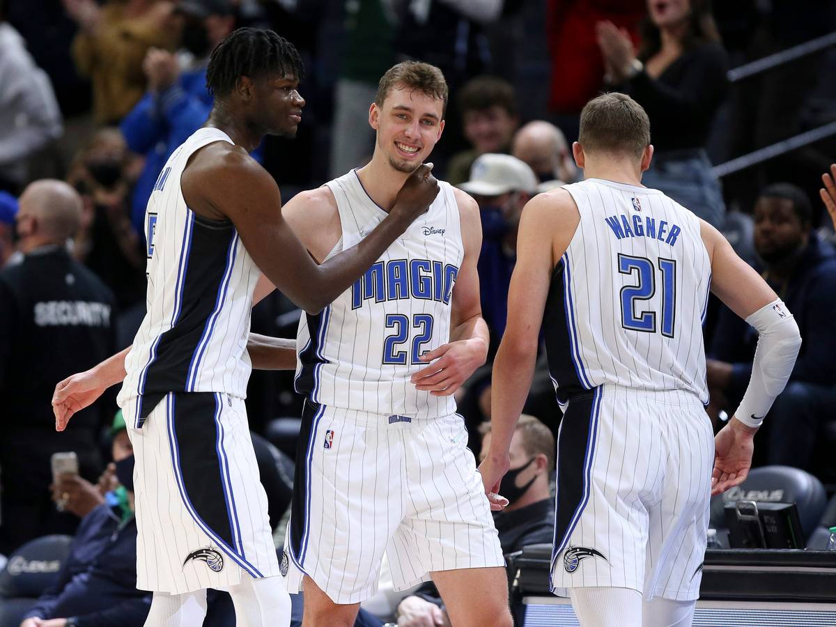 Magic-Mitspieler Mo Bamba (links) und Bruder Moritz Wagner (rechts) gratulieren Franz Wagner zu seinem neuen Karriere-Bestwert beim 115:97-Sieg über die Timberwolves