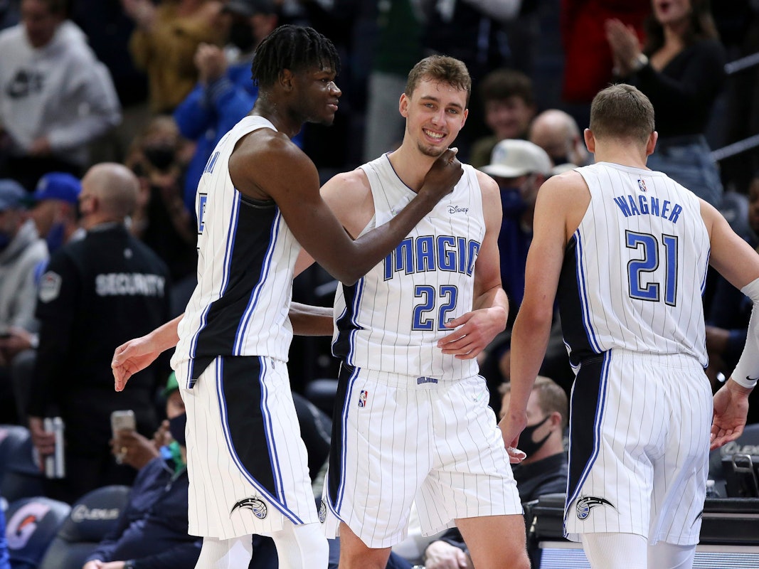 Magic-Mitspieler Mo Bamba (links) und Bruder Moritz Wagner (rechts) gratulieren Franz Wagner zu seinem neuen Karriere-Bestwert beim 115:97-Sieg über die Timberwolves