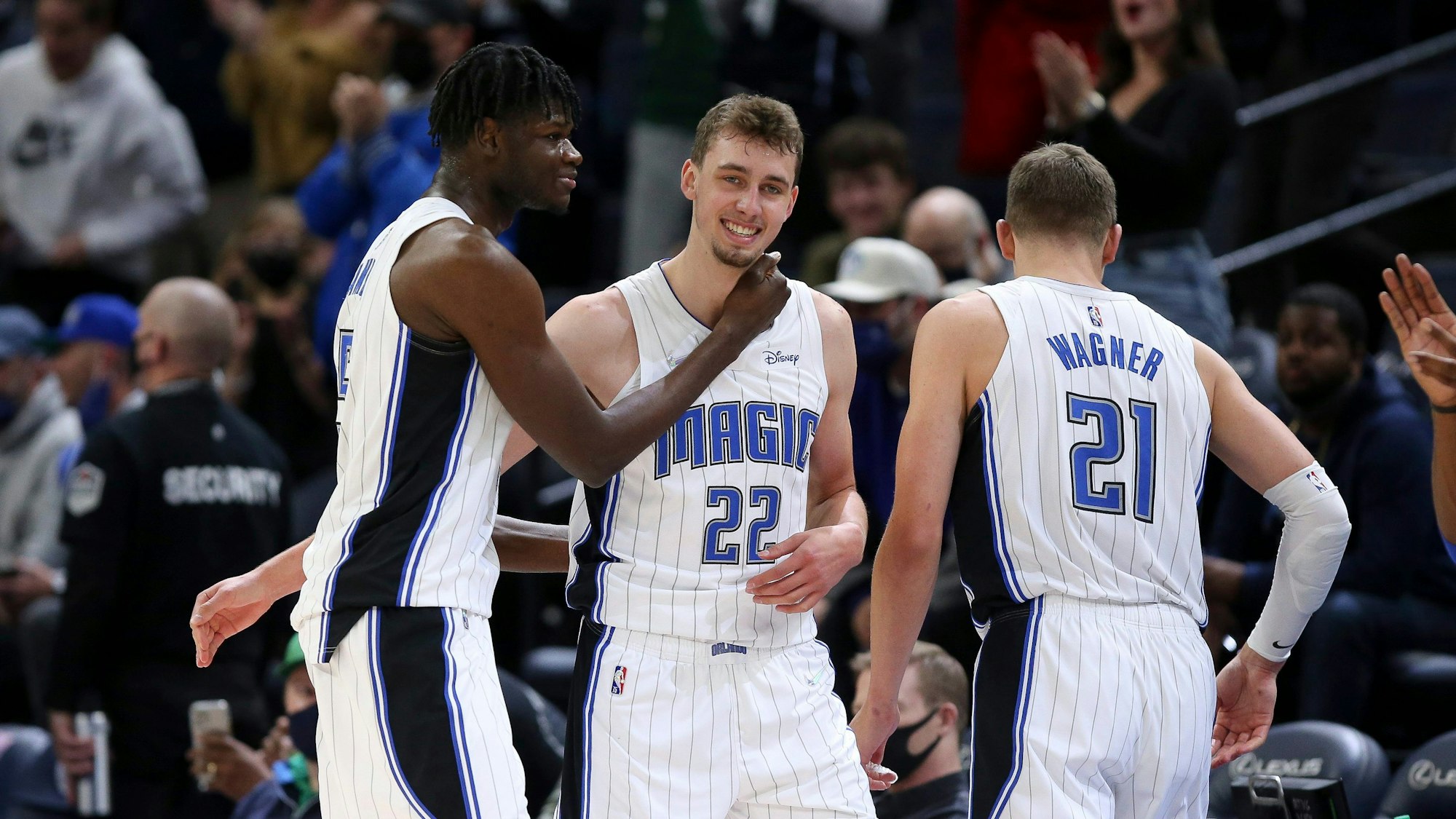 Magic-Mitspieler Mo Bamba (links) und Bruder Moritz Wagner (rechts) gratulieren Franz Wagner zu seinem neuen Karriere-Bestwert beim 115:97-Sieg über die Timberwolves