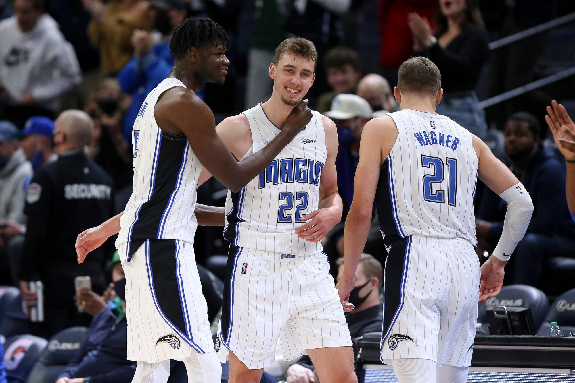 Mo Bamba (5) von den Orlando Magic feiert mit seinem Teamkollegen Franz Wagner (22) nach dem 115:97-Sieg ihres Teams gegen die Minnesota Timberwolves.