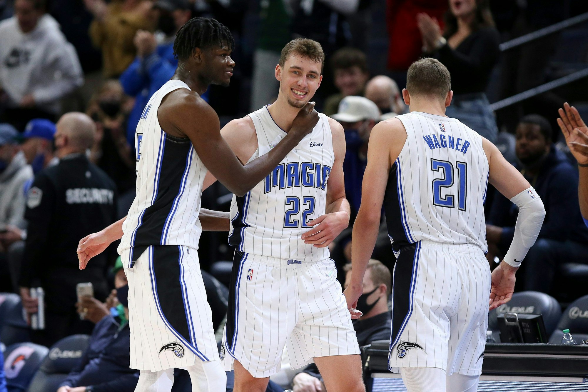 Mo Bamba (5) von den Orlando Magic feiert mit seinem Teamkollegen Franz Wagner (22) nach dem 115:97-Sieg ihres Teams gegen die Minnesota Timberwolves.