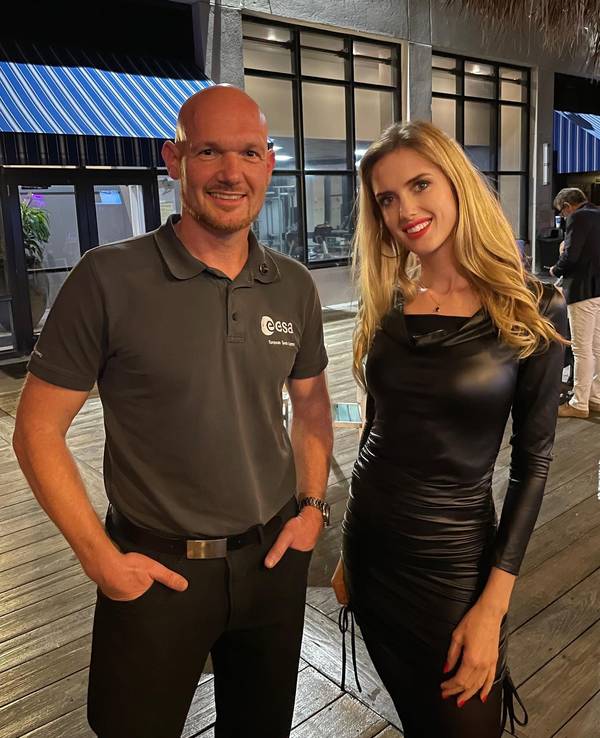Wilma Elles in Cape Canaveral mit dem Astronauten Alexander Gerst auf dem Gelände des NASA-Museums.