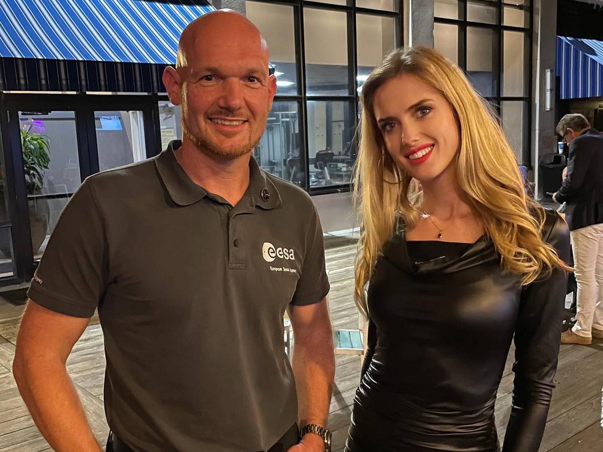 Wilma Elles in Cape Canaveral mit dem Astronauten Alexander Gerst auf dem Gelände des NASA-Museums.