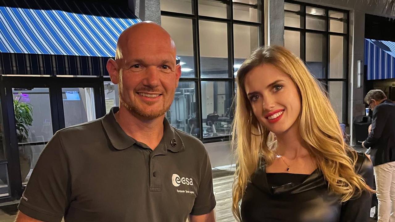 Wilma Elles in Cape Canaveral mit dem Astronauten Alexander Gerst auf dem Gelände des NASA-Museums.