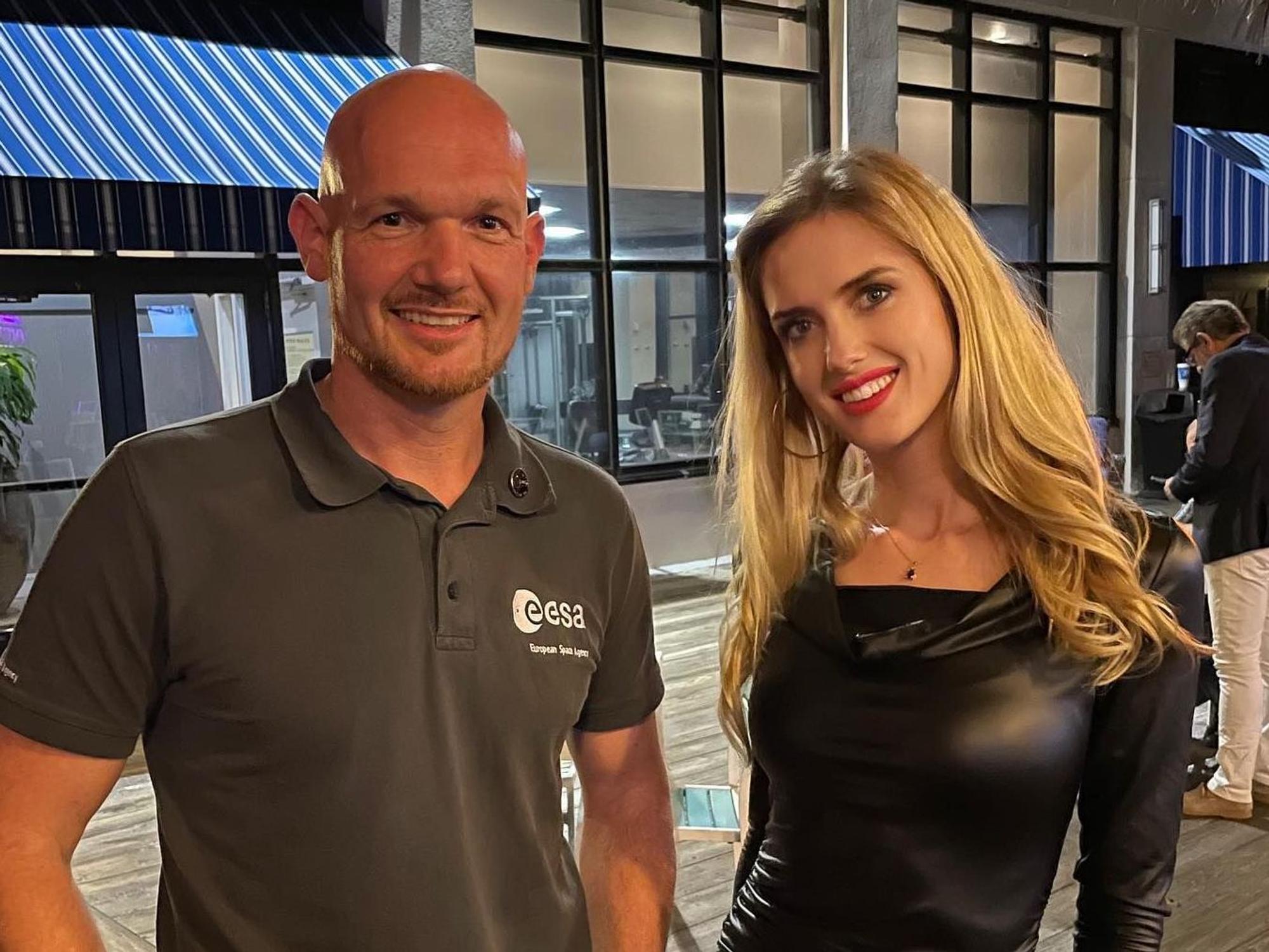 Wilma Elles in Cape Canaveral mit dem Astronauten Alexander Gerst auf dem Gelände des NASA-Museums.